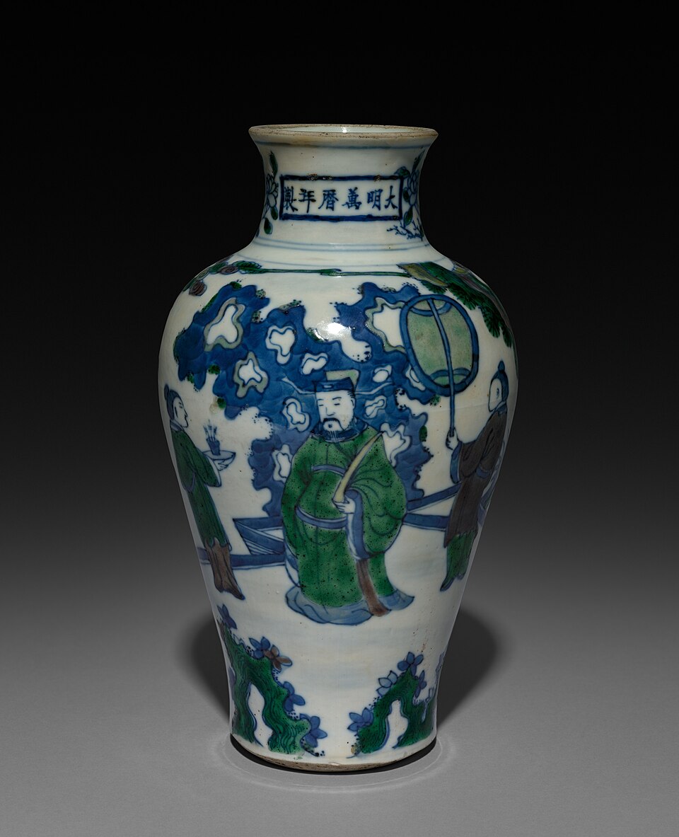 Ming porcelain vase by Jingdezhen kilns, China, 1573–1620